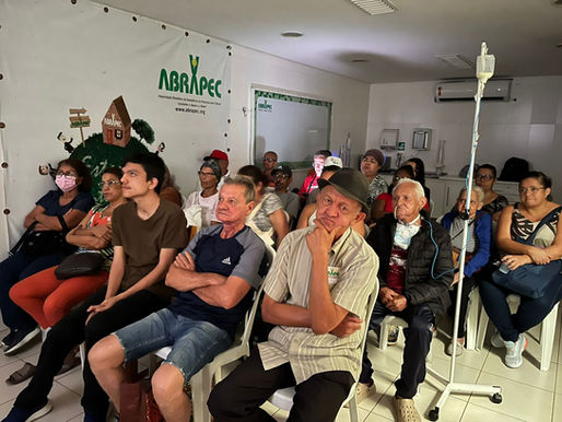 São Paulo – Grupo de pessoas em tratamento do câncer participa da atividade Cine ABRAPEC