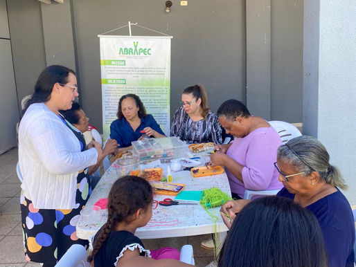 Salto – Atendidas pela ABRAPEC participam de atividade de arteterapia com apoio voluntário.