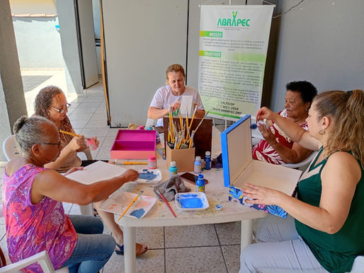 Salto – Atendidas pela ABRAPEC participam de atividade de pintura em MDF.