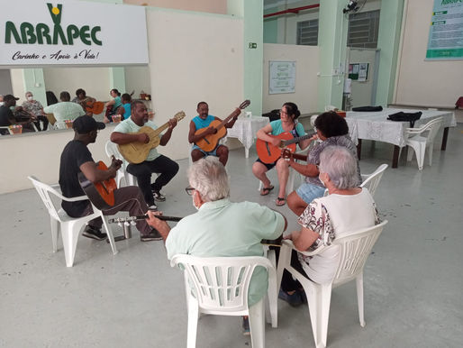 São João da Boa Vista – ABRAPEC disponibiliza aula de violão para pessoas em tratamento do câncer.