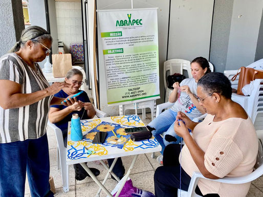 Salto – Atendidas pela ABRAPEC participam de atividade de crochê com apoio de voluntária.