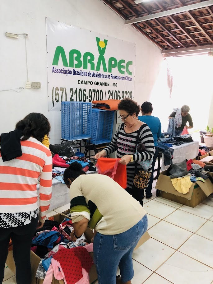Campo Grande – Campanha Aqueça o Corpo e o Coração: ABRAPEC realiza entrega de roupas e agasalhos para seus atendidos.