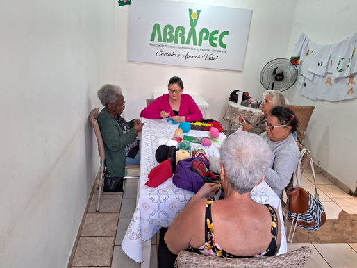 Ribeirão Preto – Atendidas pela ABRAPEC participam de oficina de crochê.