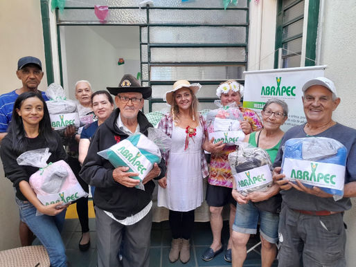 Ribeirão Preto – Emoção tomou conta durante a entrega de kits de inverno realizada pela ABRAPEC.