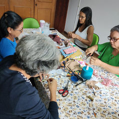 Campo Grande – Com apoio de voluntária, atendidas pela ABRAPEC participam da atividade de Arteterapia “Mãos que Criam e Cuidam”.