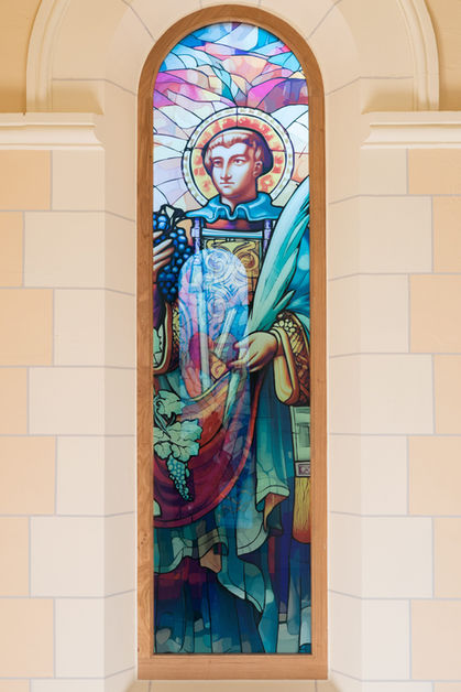 vitrail magnifique de la chapelle du Chateau de la Grange Arthuis, Lavau