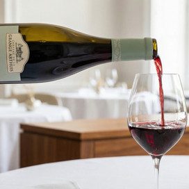 bouteille de vin dans un restaurant du Chateau de la Grange Arthuis, Lavau