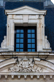 blason sur le fronton de la facade du Chateau de la Grange Arthuis, Lavau