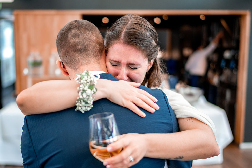 braut umarmt bräutigam nach zeremonie bei einer hochzeit in der ostschweiz mit fotograf yvo greutert