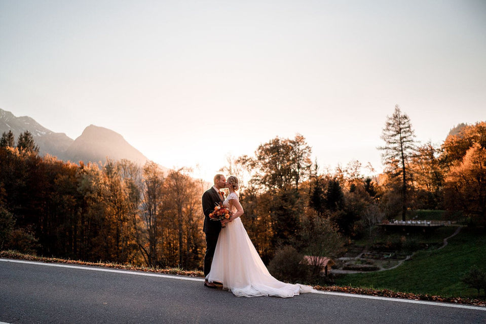 Foto von Braut und Bräutigam bei einer Waldhochzeit in der Schweiz, aufgenommen vom Hochzeitsfotografen Yvo Greutert.