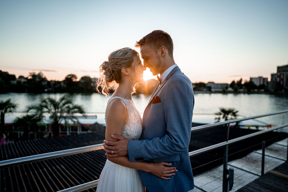 Brautpaar während Sonnenuntergang in Basel, fotografiert und gefilmt von Yvo Greutert