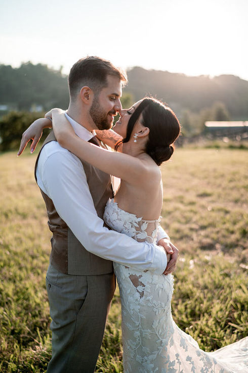Ein unvergesslicher Augenblick im Sommer: Das Brautpaar posiert in einer eleganten Dip-Pose auf einer Wiese in St. Gallen, während der Sonnenuntergang eine romantische Kulisse für diesen besonderen Moment schafft.