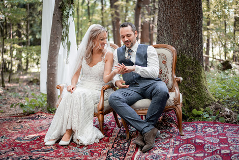 hochzeitsgäste bei vintage hochzeit im wald bei bern fotografiert von yvo greutert, hochzeitsfotograf in bern