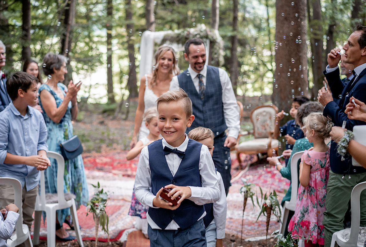 hochzeitsgäste bei vintage hochzeit im wald bei bern fotografiert von yvo greutert, hochzeitsfotograf in bern
