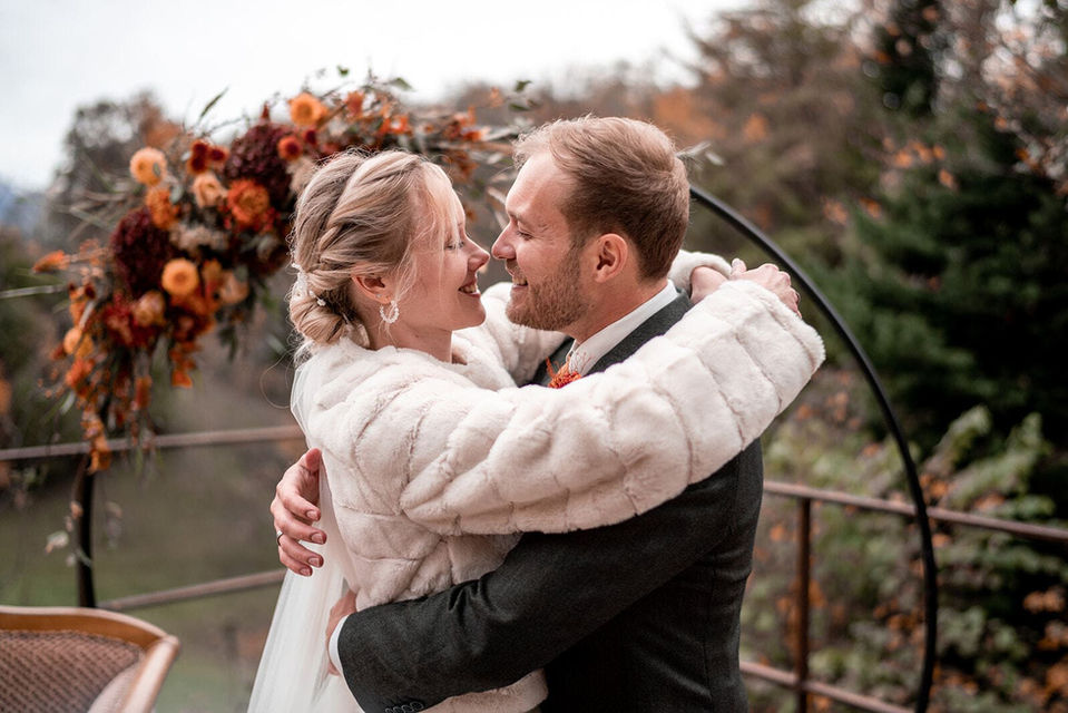 emotionales brautpaar während hochzeit in der schweiz, festgehalten von hochzeitsfotograf yvo greutert