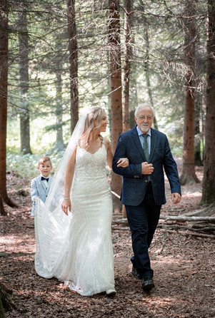 einlauf braut zur trauung bei waldhochzeit in bern