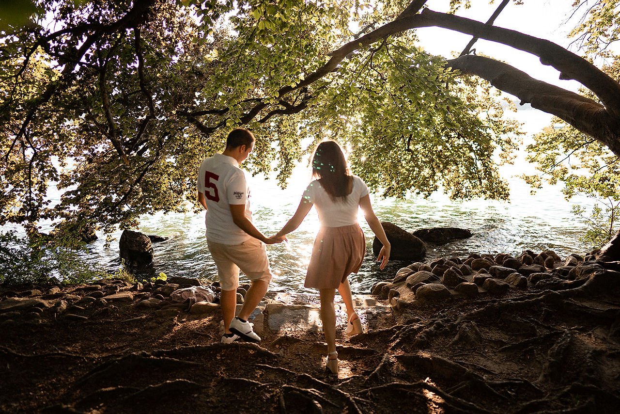 romantisches foto von paar am seeufer mit abendsonne mit zürcher hochzeitsfotograf