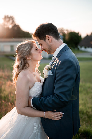 Brautpaar schaut sich verliebt an bei sonnenuntergang shooting im Seminarhotel bocken