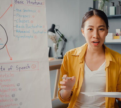 二胎理財成功案例補習班老師陳小姐房貸月付壓力大,生活週轉金都用信貸和信用卡,名下3張卡刷爆和短期銀行兩筆信貸,信用額度佔滿,想整合債務,二胎理財協助用房整合貸款,成功核准300萬!