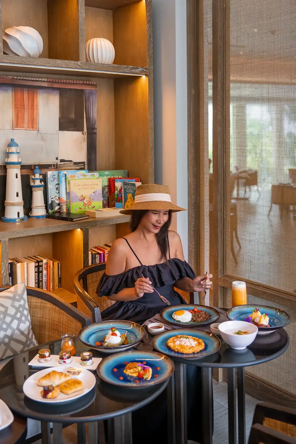 girl having breakfast
