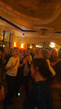 FrühTanz Eierschale Dahlem Tanzen Party Live Musik Sänger Ausgehen Erwachsene Zehlendorf S