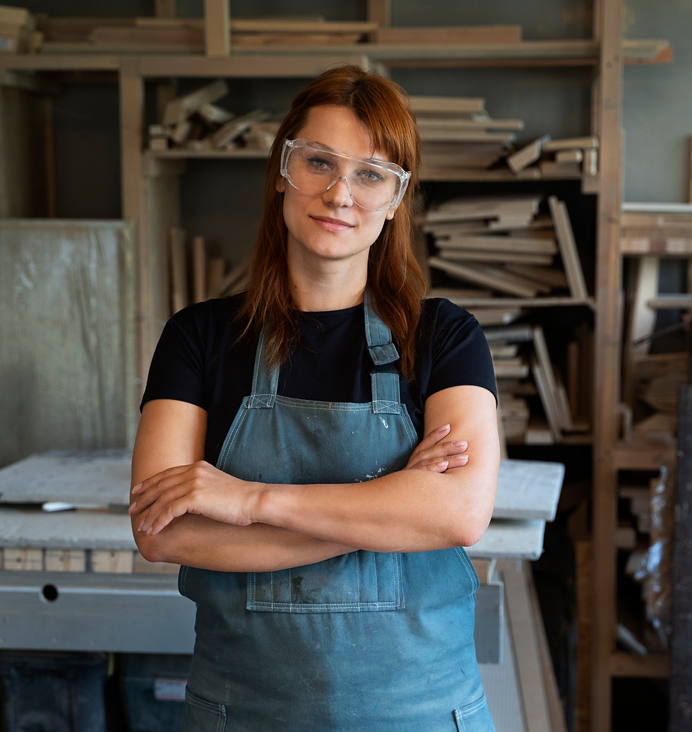 front-view-smiley-woman-wearing-goggles.jpg