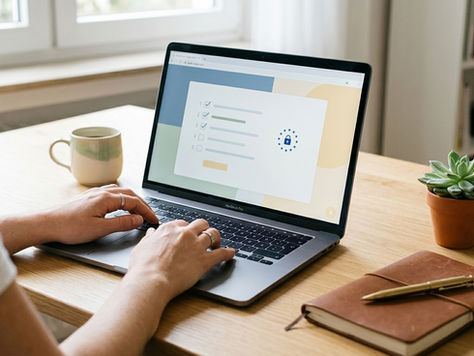 Frau arbeitet am Laptop an EU AI Act und Rechtsthemen für kleine Unternehmen