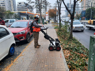 Técnico operando un georadar GPR para localización de tuberías en terreno antes de excavar
