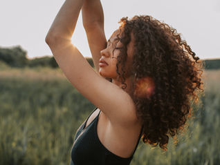 21 Astuces et Produits pour la Routine de Soin des Cheveux de crépus et bouclés