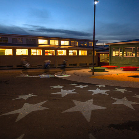 Lýsing sem hvetur til leiks við Flataskóla