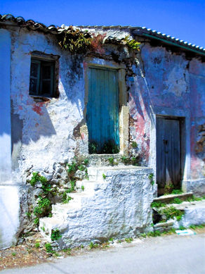 Старинная деревня Мармаро на Корфу: каменные дома, виноградные арки, ручей и мост под тёплым солнцем.