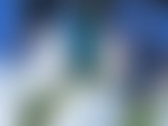 Старинная деревня Мармаро на Корфу: каменные дома, виноградные арки, ручей и мост под тёплым солнцем.