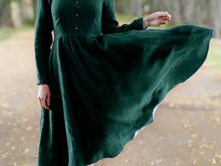 Cette robe classique à manches longues en Evergreen est d'une élégance intemporelle.