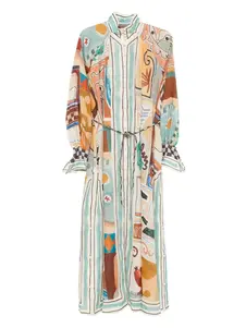 Длинное женское платье-рубашка с ярким абстрактным узором и полосками.