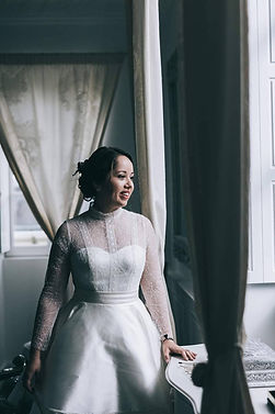Manon, rayonnante dans son ensemble body en dentelle et jupe et mikado de soie