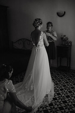 élanie dans sa robe de mariée sur mmesure faite en tulle brodé made in france et mousseline de soie