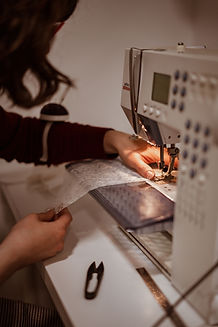 étape de la création d'une robe de mariée dans l'atelier de la créatrice