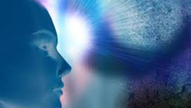 Por: Milena Araújo “A mediunidade é aquela luz que seria derramada sobre toda carne e prometida pelo Divino Mestre aos tempos do Consolador, atualmente em curso na Terra.”  Assim inicia Emmanuel no livro O Consolador a explicação sobre a Mediunidade no qual a Doutrina Espírita se ergue, como um dos seus princípios doutrinários. Ao ser derramada por toda a carne, a mediunidade se torna atributo para todos os homens, constituindo patrimônio da alma imortal. Ela se diferencia conforme o grau de progresso de cada criatura e representa, e muito, a qualidade das percepções individuais que se afloram na individualidade. Através da mediunidade o bom servo trabalha para que a Verdade seja compreendida e prevaleça sobre a Terra e nos corações da Humanidade. Com a ampliação de seus cinco sentidos, encontra na faculdade mediúnica, uma poderosa ferramenta de comunicação entre o mundo material e espiritual, ou como bem disse José Herculano Pires, a “Mediunidade é a faculdade humana, natural, pela qual se estabelecem as relações entre homens e espíritos. ” No Evangelho Segundo o Espiritismo, cita-se que “[...] para conhecer as coisas do mundo visível e descobrir os segredos da natureza material, Deus deu aos homens a visão física, os sentidos corporais e os instrumentos especiais. Com o telescópio, ele mergulha o seu olhar nas profundezas do espaço, e com o microscópio descobriu o mundo dos infinitamente pequenos. Para penetrar no mundo invisível, deu-lhe a mediunidade . ” Portanto para que a mediunidade se manifeste, é o médium o interlocutor dessa comunicação com o mundo espiritual. No Livro dos Médiuns, a definição sobre quem ele é, esclarece que “Toda pessoa que sente a influência de Espíritos, em qualquer grau de intensidade, é um médium. [...] Pode-se dizer, então, que todo mundo é mais ou menos médium.” Com a faculdade organizada, mais ou menos sensitiva, cabe ao médium aceitá-la e trabalhar com humildade frente ao objetivo Maior. É imperioso esclarecer que a mediunidade é um valioso presente dado por Deus aos seus filhos em redenção. Através dela, bons frutos poderão ser colhidos em favor do próximo e do próprio médium, pois que se torna virtuosa fonte de bênçãos se utilizada com devotamento e sem vaidade. Embora existam diferentes graus de manifestação da mediunidade, nenhuma delas se sobressai sobre a outra. Todas as faculdades mediúnicas convergem para o médium Maior Jesus e por essa razão, se faz necessário expressá-la com amor e simplicidade. As mensagens e orientações do Além revelam algo de bom, de útil e de teor agradável à Humanidade quando provenientes das fontes do Bem. Quando encarnado, o homem é cercado de obrigações que necessita cumprir. Se esforça para realizar algo bem feito e de nobre valor. Quando portador de mediunidade, independentemente do gênero que a qualifica, o médium tem por obrigação estudar e evangelizar-se, segundo orienta Emmanuel, “[...] O médium tem obrigação de estudar muito, observar intensamente e trabalhar em todos os instantes pela sua própria iluminação. Somente desse modo poderá habilitar-se para o desempenho da tarefa que lhe foi confiada, cooperando eficazmente com os Espíritos sinceros e devotados ao bem e a verdade.” Portanto a faculdade mediúnica é amplo terreno de serviço e de edificação moral. Por ela a criatura vem a desabrochar a comunicação perfeita. Comunicação que transcende percepções não captadas por nenhum dos cinco sentidos.   ========== Referências: 1- XAVIER, Francisco Candido. O Consolador. Pelo espírito Emmanuel, q. 382, digitado por: Lúcia Aydir 2- PIRES, J. H. Mediunidade (Vida e Comunicação) - Conceituação, da Mediunidade e Análise Geral dos seus Problemas Atuais. 5. ed., São Paulo: Edicel, 1984. 3- KARDEC, Allan. O Evangelho Segundo o Espiritismo. Tradução Karine Rutpaulis, 6. ed, São Paulo : Mundo Maior Editora, 2012. 4- KARDEC, Allan. O Livro dos Médiuns. Tradução Maria Aparecida Becker,2. ed., São Paulo Mundo Maior Editora, 2012.