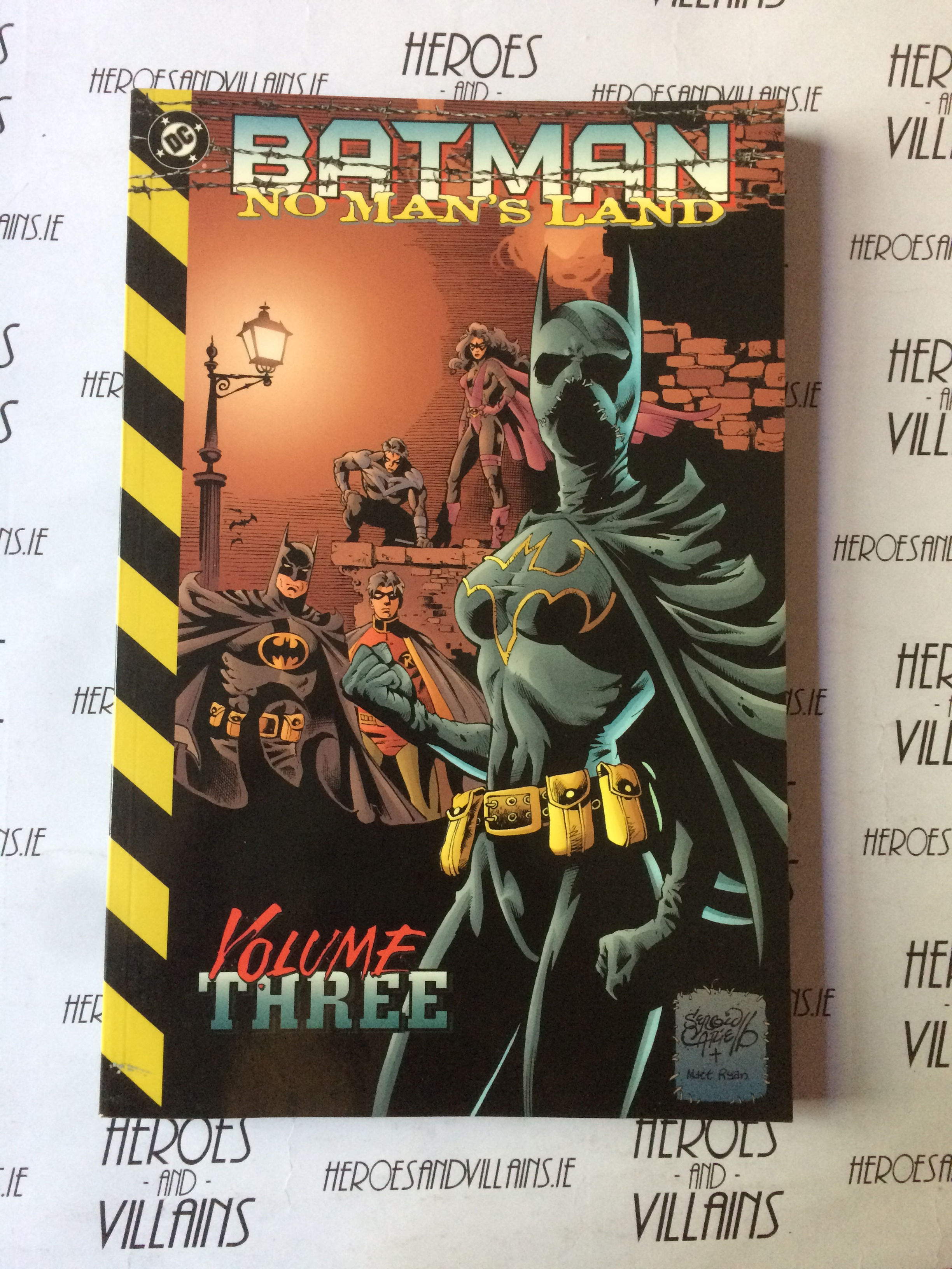 BATMAN: NO MAN'S LAND VOL 3 (DC COMICS 2001)