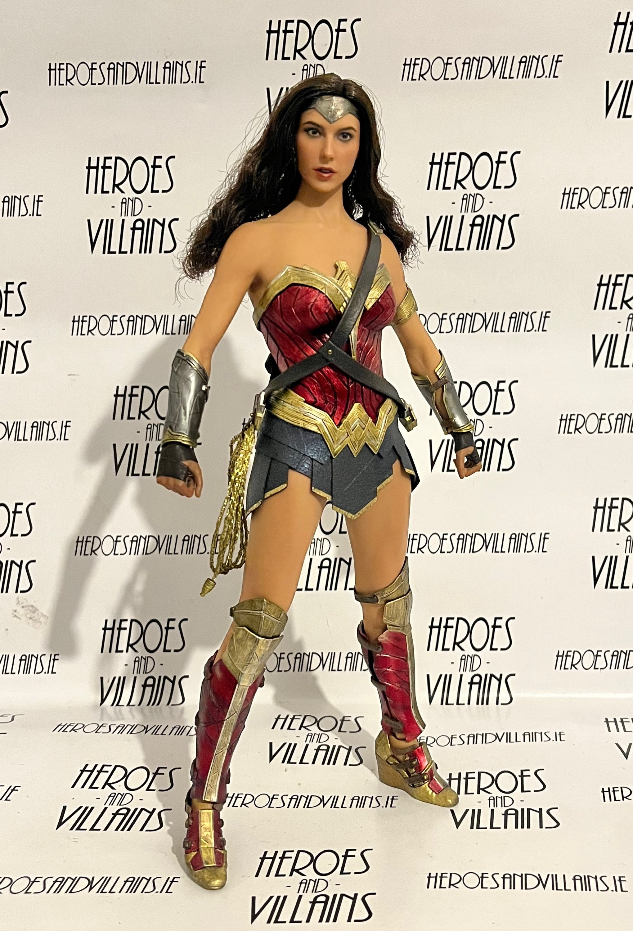 BATMAN V SUPERMAN DAWN OF JUSTICE 1/6 WONDER WOMAN (HOT TOYS 2017)