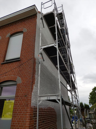 Aanbrengen van een hechtingslaag vóór het plaatsen van spuitkurk op woning in Waregem - Vemi Projects