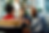 trois hommes souriant discutent dans un bureau