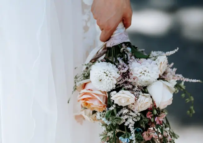 Zarte Detailaufnahme der Brautkleid-Spitze – Hochzeitsfotograf aus Ludwigsburg