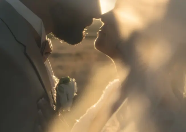 Verliebtes Brautpaar auf Wiese am Hof Leutenecker – natürliche Hochzeitsfotos Ludwigsburg