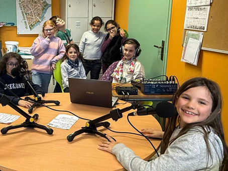 Atelier radio: les enfants de l'école Nelson Mandela à la découverte des métiers de l'écoles avec les Francas du Pays de Foix