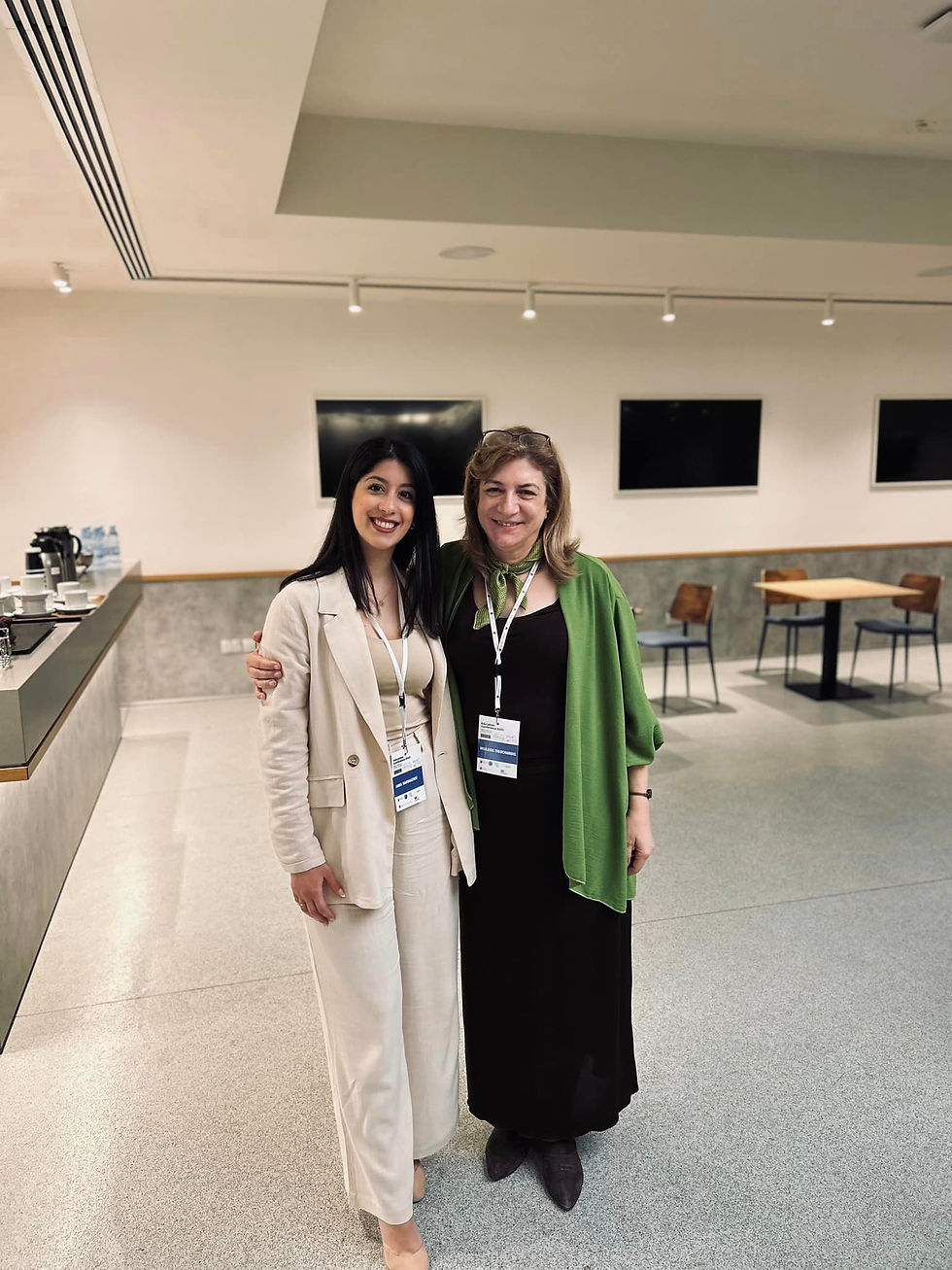 Μαζί με την καθηγήτρια κα Ελεονώρα Παπαλεοντίου - Λουκά