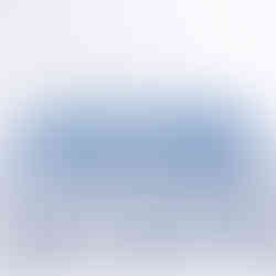 Piezas de ajedrez blancas en tablero azul, modelo estándar de Magnus.mx