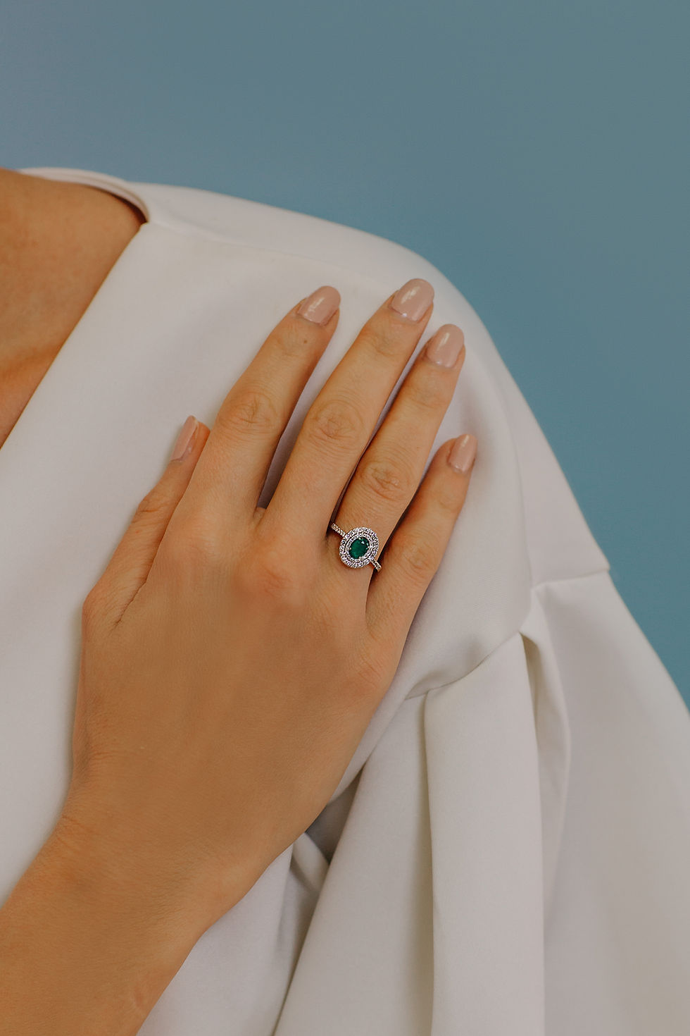 Thumbnail: Anello in Oro Diamanti e Smeraldo ovale indossato Comete Gioielli