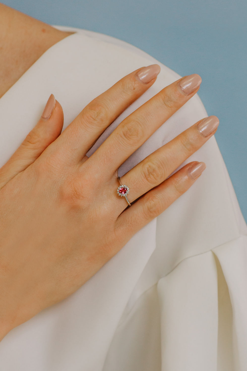 Thumbnail: Anello in Oro Diamanti e Topazio Rosa ovale indossato Comete Gioielli