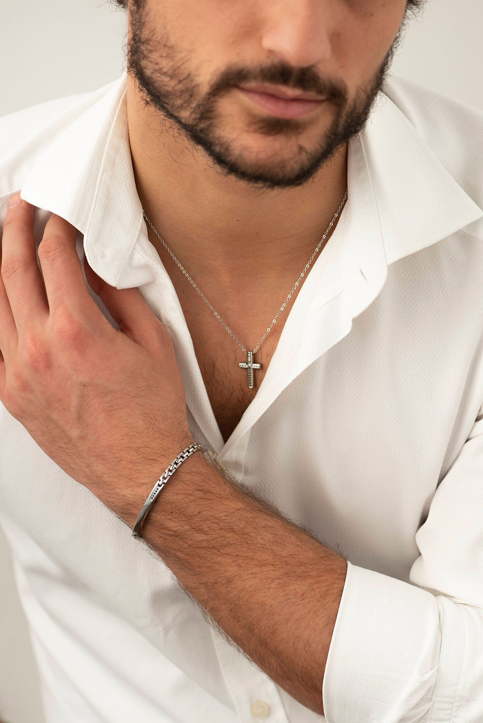 Miniatura: Collana Croce in Acciaio e zirconi indossato Comete Gioielli